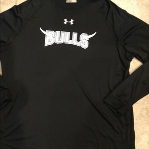 MENS BULLS TEE BY UNDER ARMOUR SZ LG